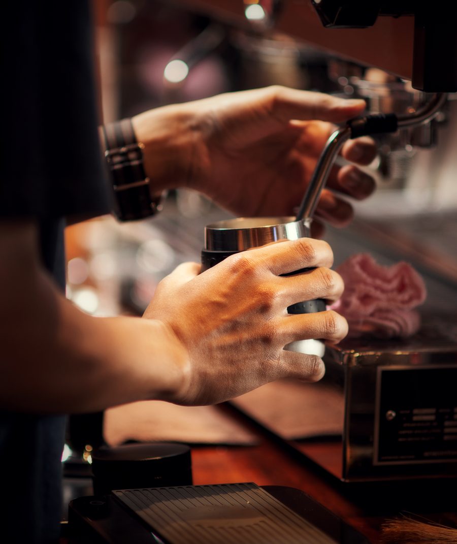 Barista meracik cappuccino — Kopi Nusantara
