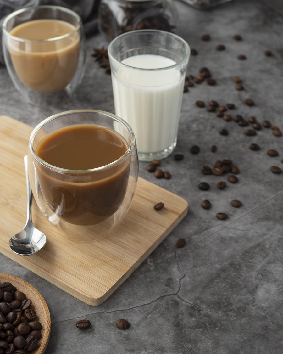 Kopi & susu segar di meja — Kopi Nusantara