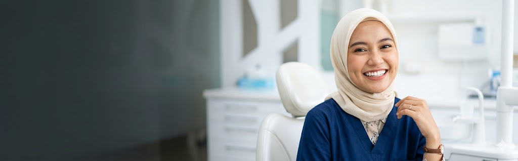 Pasien tersenyum puas setelah perawatan di Klinik Senyum Sehat