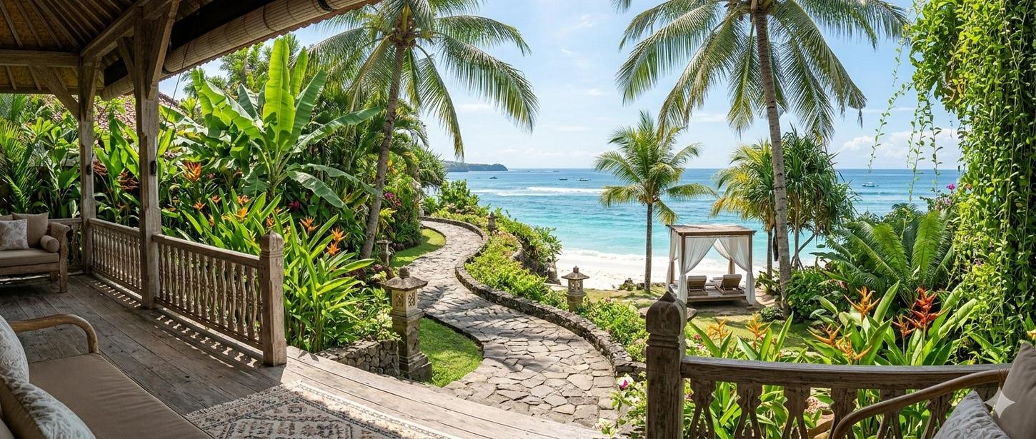 Panorama beranda vila menghadap taman dan pantai